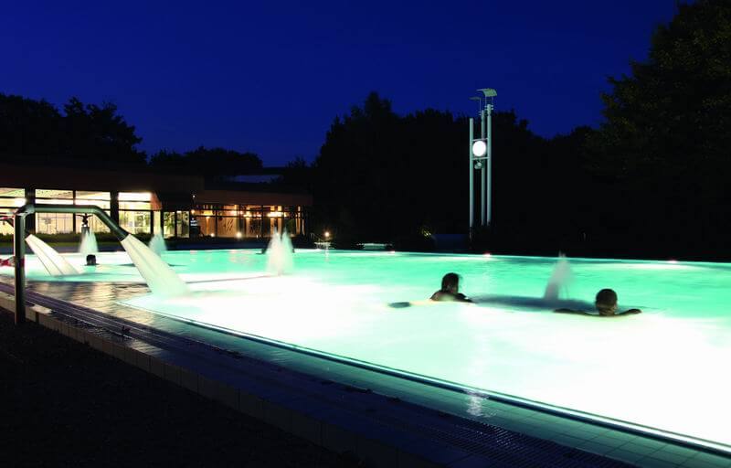 schwimm­bad-abends